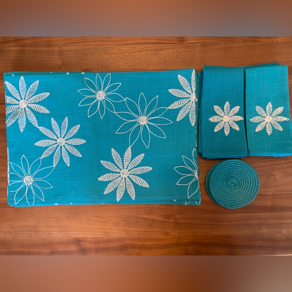 NWOT 8 Set Floral Turquoise Embroidered Linen. Placemats, napkins, coasters.